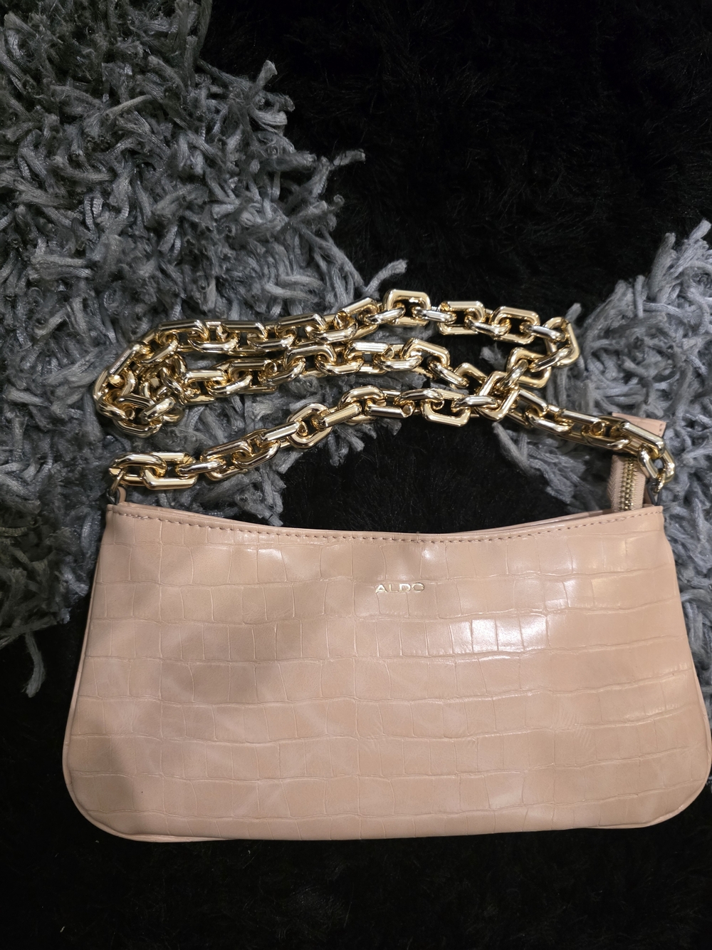 Aldo Chic Pebbled Shoulder Bag in Blush Pink with Gold Chain - Picture 3 of 7